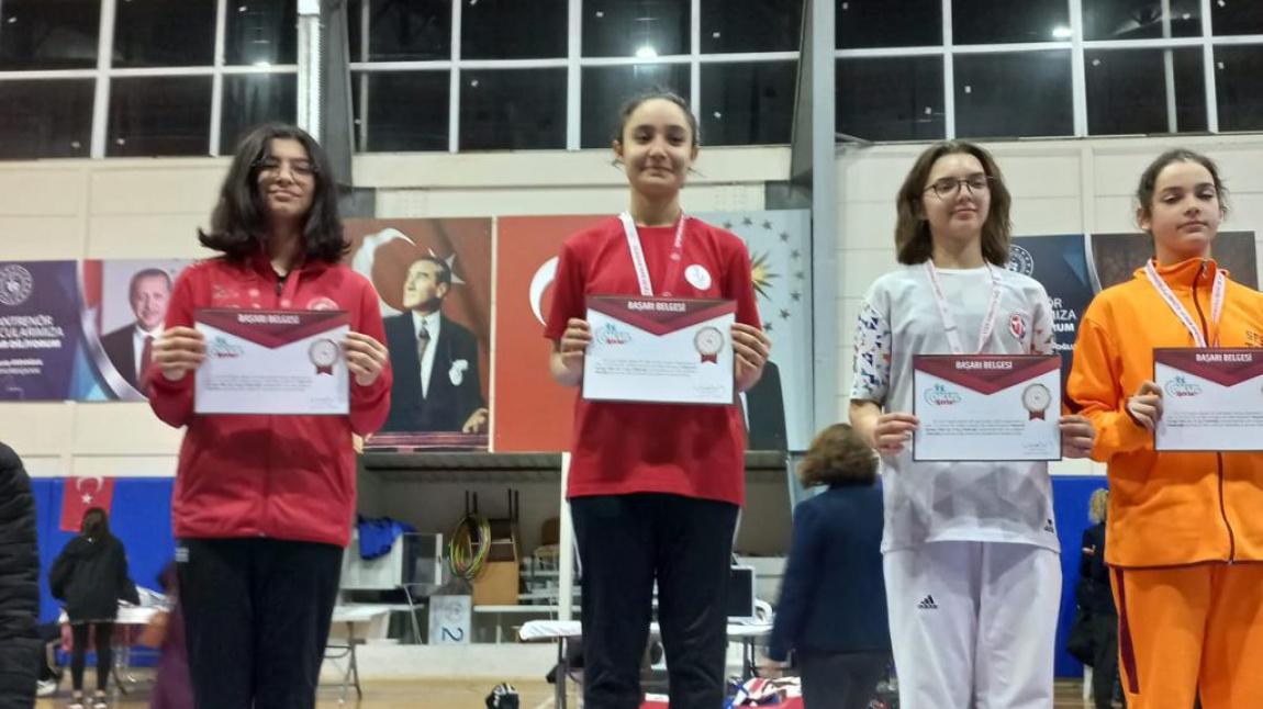 Okulumuz 7. sınıf öğrencisi Türkan Budak taekwondo da il birinciliği yarışmasında 2. olmuştur.
