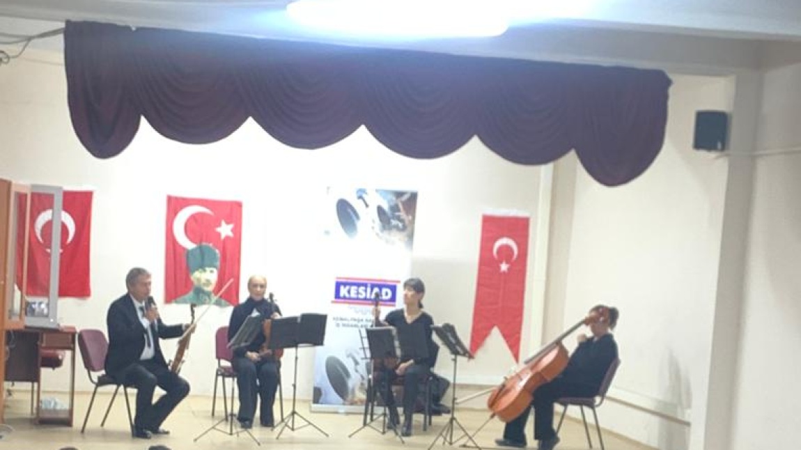 İzmir Sanat Orkestrasını okulumuzu ziyaret edip mini bir konser etkinliği düzenledi.